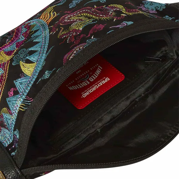 Bandolera Sprayground Embroired Dragons Crossbody detalle