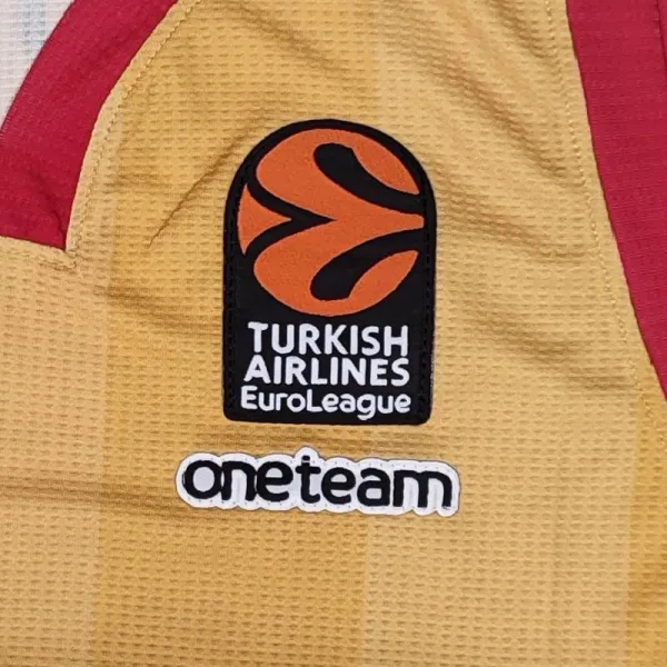 Camiseta Aleksander Vezenkov Euroliga Olympiacos dorada tercera equipacion detalle escudo